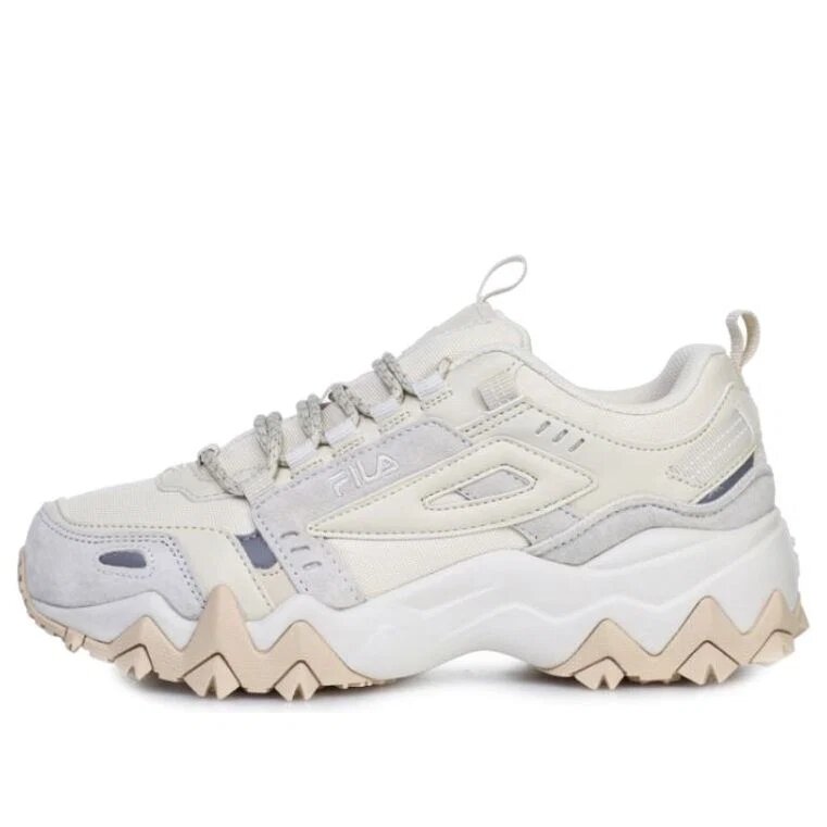 Chaussures Oakmont TR de la collection estivale colorée Fila x BTS : Beige/Blanc/Gris