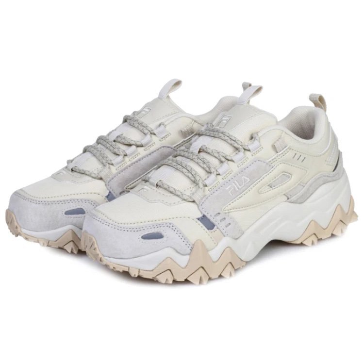 Chaussures Oakmont TR de la collection estivale colorée Fila x BTS : Beige/Blanc/Gris