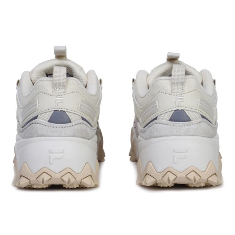 Chaussures Oakmont TR de la collection estivale colorée Fila x BTS : Beige/Blanc/Gris