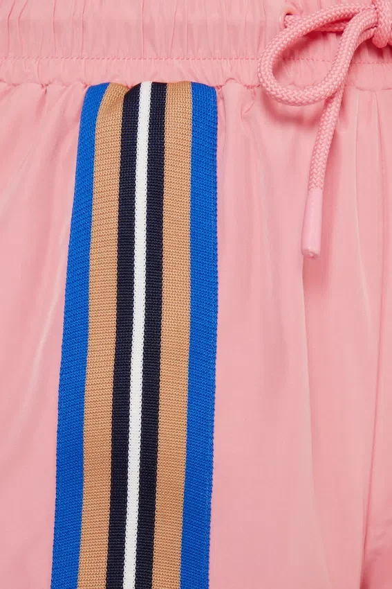 Shorts rose avec bandes décoratives